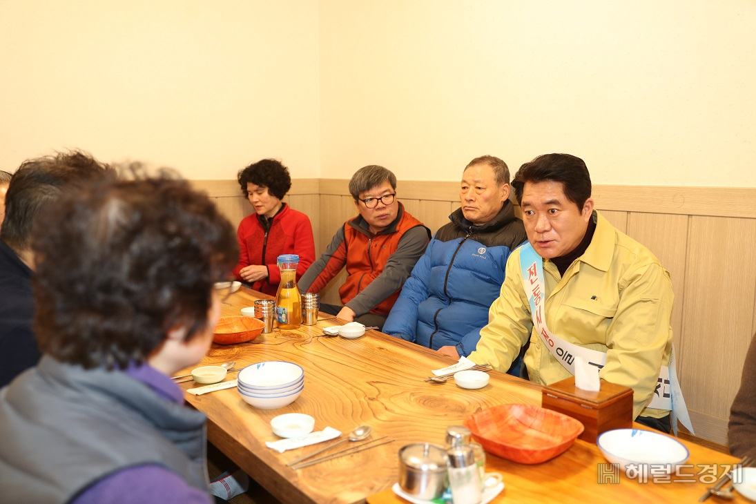 박준희 구청장 조원동 펭귄시장 상인들과 간담회에서 코로나 19로 인해 상인들의 어려운 상황에 대해 듣고 있다. [관악구 제공]