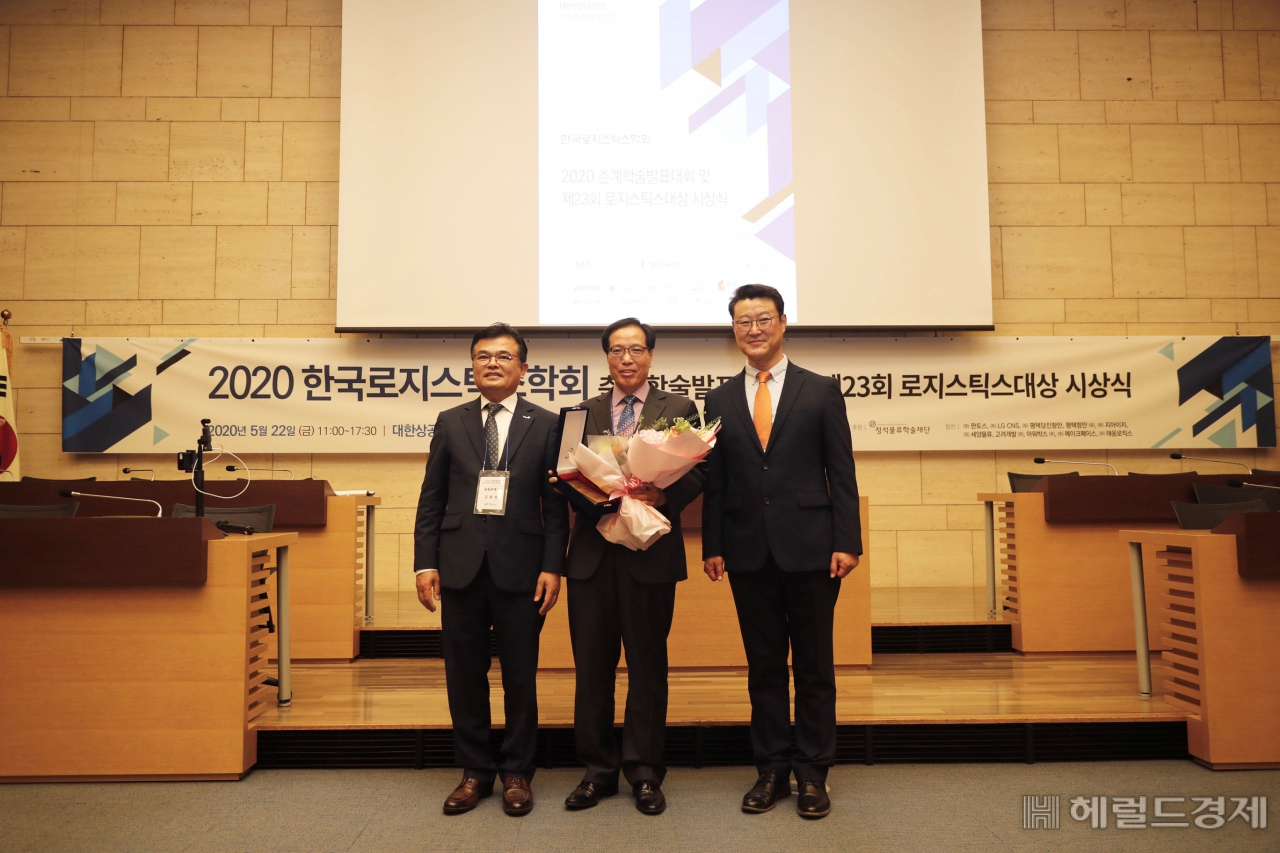 22일 대한상공회의소에서 열린 '제23회 한국로지스틱스 시상식'에서 김성완 서울교통공사 전략사업본부장(가운데)이 대상 수상 후 기념 사진을 촬영하고 있다. [서울교통공사]