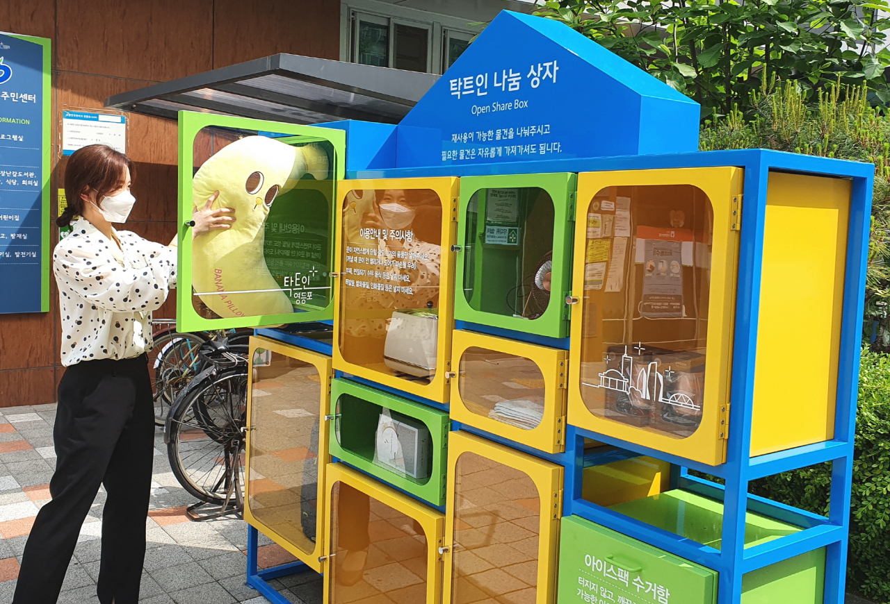 한 구민이 당산2동주민센터 앞에 새로 조성된 ‘탁트인 나눔상자’에 봉제 인형을 기부하고 있다. [영등포구 제공]