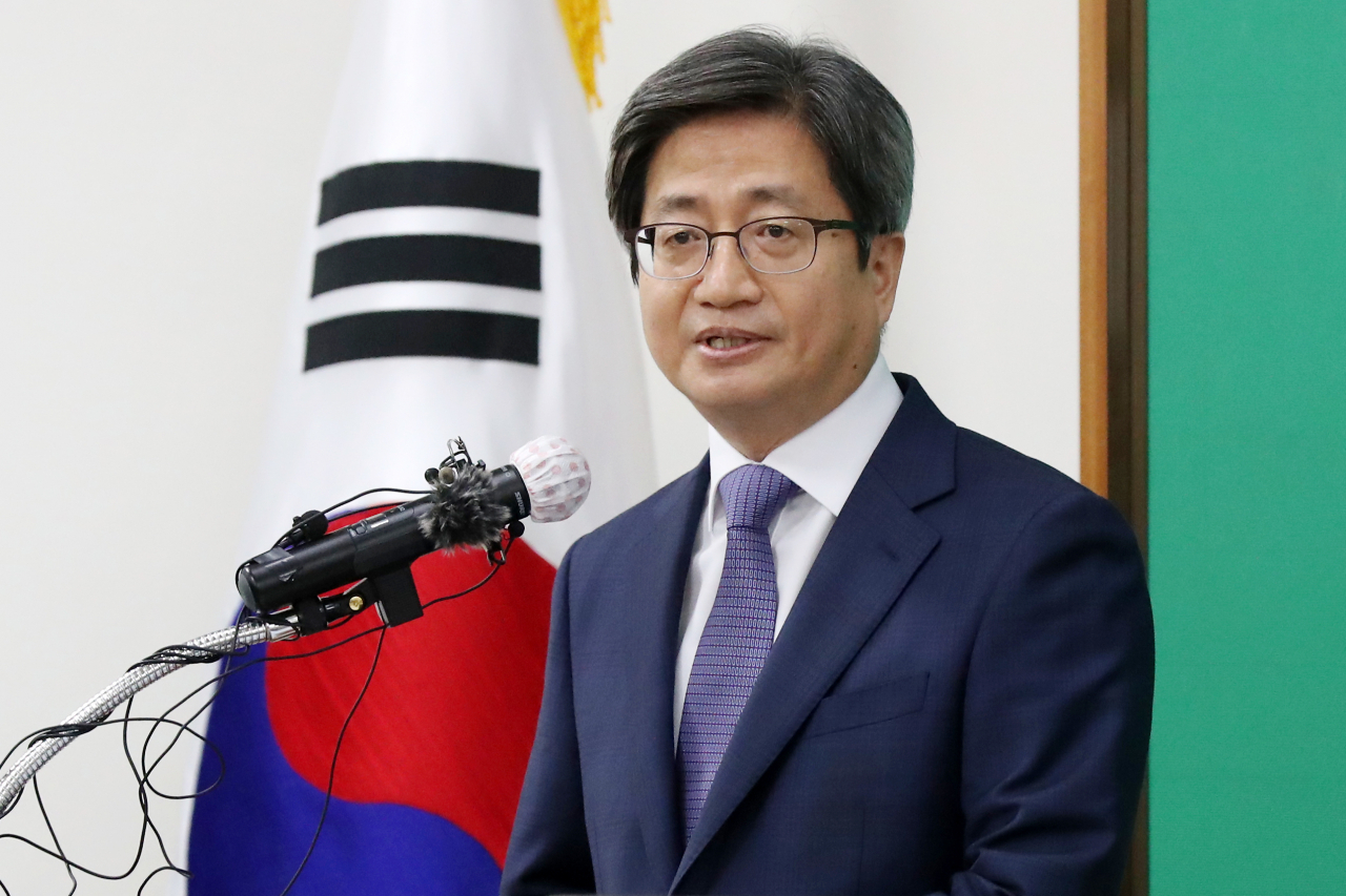 김명수 대법원장이 25일 오전 경기 고양 사법연수원에서 열린 전국법관대표회의에서 발언하고 있다. [연합]