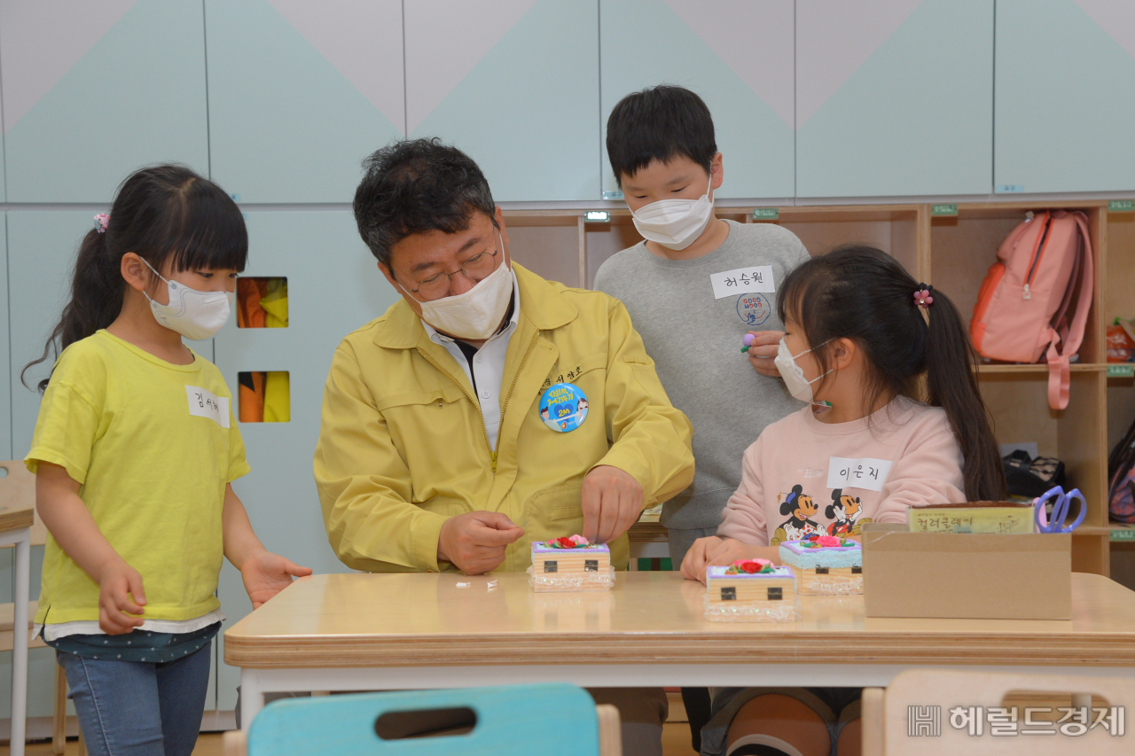 중구 흥인초등학교 돌봄교실에서 아이들과 시간을 보내고 있는 서양호 중구청장. [중구]