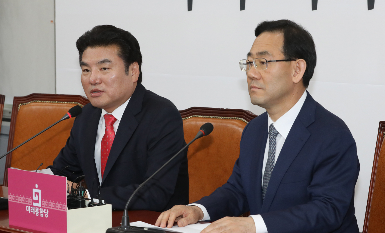 원유철 미래한국당 대표(왼쪽)와 주호영 미래통합당 원내대표가 지난 14일 오후 서울 여의도 국회에서 합당 관련 기자회견을 하고 있다. [연합]