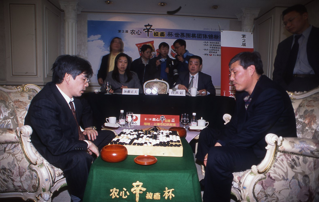 지난 2001년 열렸던 제2회 농심배 당시 조훈현 9단(오른쪽)과 일본 가토 9단의 경기 모습.