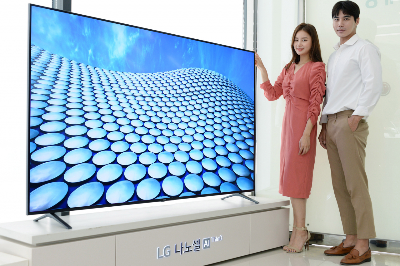 LG전자가 65형 화면에 8K 해상도를 구현한 나노셀 TV 신제품 2종을 출시한다. LG 나노셀 TV는 약 1나노미터 크기 입자를 활용해 색 표현력을 높이는 기술이 적용됐다. 사진은 모델들이 나노셀 TV를 소개하고 있는 모습. [LG전자 제공]