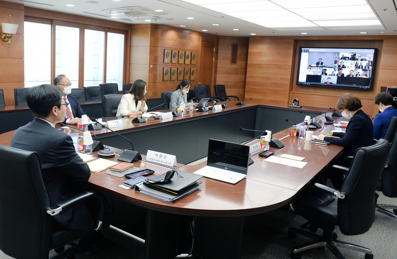 산업통상자원부 통상교섭본부 관계자들이 지난 19일 서울 KOTRA 영상회의실에서 GVC 재편 대응을 위한 상무관·무역관 화상회의를 진행하고 있다. [산업통상자원부 제공]