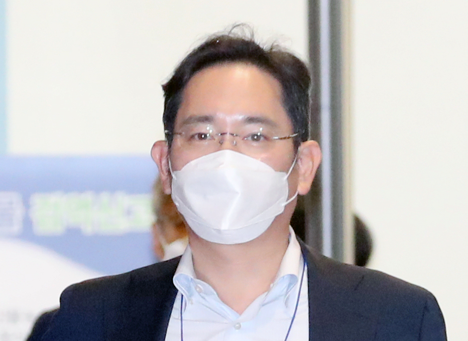 이재용 삼성전자 부회장이 중국 출장을 마치고 19일 오후 김포공항을 통해 귀국하고 있다. [연합]