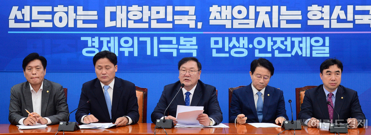 [헤럴드경제=이상섭 기자] 김태년 더불어민주당 원내대표가 26일 서울 여의도 국회에서 열린 최고위원회의에 참석해 현안과 관련한 발언을 하고 있다. babtong@heraldcorp.com