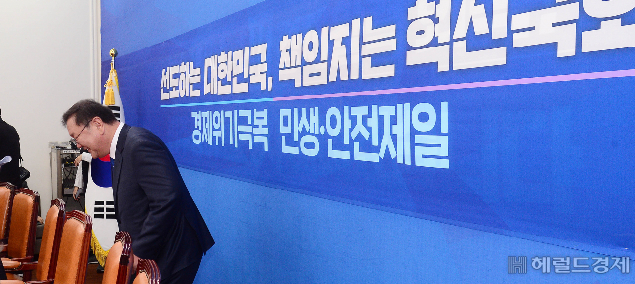 [헤럴드경제=이상섭 기자] 김태년 더불어민주당 원내대표가 26일 오전 서울 여의도 국회에서 열린 원내대책회의에 참석하기 위해 회의실로 들어오고 있다. babtong@heraldcorp.com