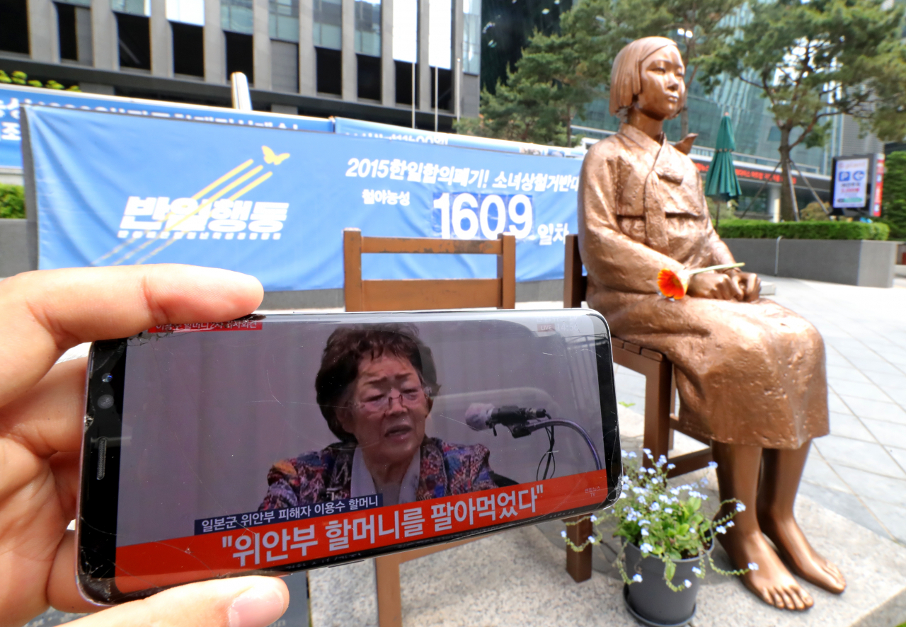 25일 오후 정의기억연대(정의연) 회계 투명성 문제 등을 폭로한 일본군 위안부 피해자 이용수 할머니의 2차 기자회견이 열렸다. 사진은 이 할머니 기자회견 생중계 모습과 서울 종로구 옛 일본대사관 앞 소녀상의 모습. [연합]