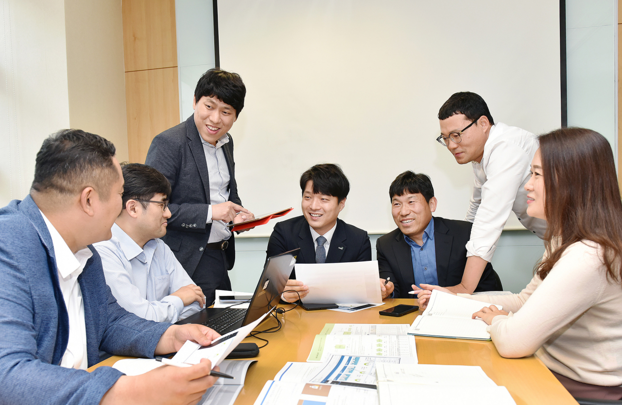 인공지능(AI) 기술을 접목한 보험사기예측시스템 'K-FDS'를 자체 개발한 교보생명 보험사기특별조사팀(SIU부) 직원들이 시스템 운영에 관한 회의를 하고 있다. 출처=교보생명