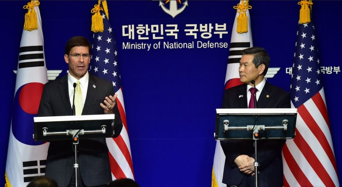 정경두 국방부 장관과 마크 에스퍼 미국 국방부 장관이 지난해 11월 서울 용산 국방부 청사에서 회담 뒤 기자회견하고 있다.[연합]