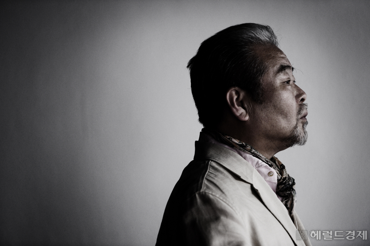 김덕수의 일생을 그린 음악극 '김덕수전傳'을 앞 둔 사물놀이 창시자 명인 김덕수(68)가 과거를 회상하면서 독백하는 장면을 연기하고 있다. 박해묵 기자