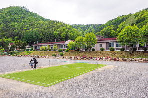 ① 두타산 중턱에 있는 삼척미로정원
② 고흥 연홍도
③ 고창 책마을해리 만화학교
④ 고창 책마을해리
⑤ 홍천아트캠프
⑥ 덕포진교육박물관 교복체험