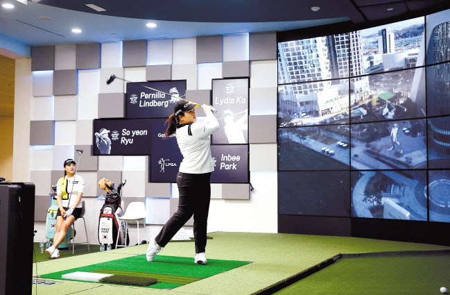 지난 25일 개최된 ‘골프존 LPGA 온라인 매치플레이 챌린지’에 참여한 박인비가 샷하는 모습