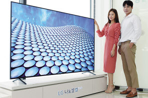 LG전자가 65형 화면에 8K 해상도를 구현한 나노셀 TV 신제품 2종을 출시한다. LG 나노셀 TV는 약 1나노미터 크기 입자를 활용해 색 표현력을 높이는 기술이 적용됐다. 사진은 모델들이 나노셀 TV를 소개하고 있는 모습. [LG전자 제공]