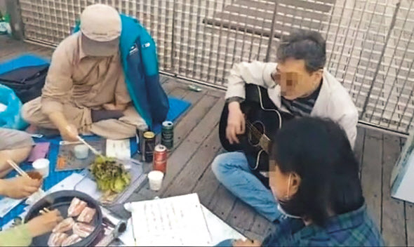 삼성 해고노동자 고공농성 공동대책위원회가 지난 24일 서울 한남동 이재용 삼성전자 부회장 자택 앞에서 삼겹살을 구워 먹으며 집회를 벌이고 있다. [공대위 유튜브 채널 ‘연대TV’동영상 캡처]