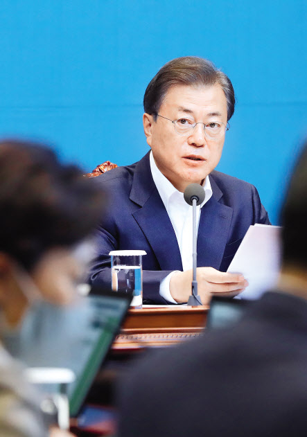 문재인 대통령이 26일 오전 청와대에서 국무회의를 주재하고 있다. [연합]