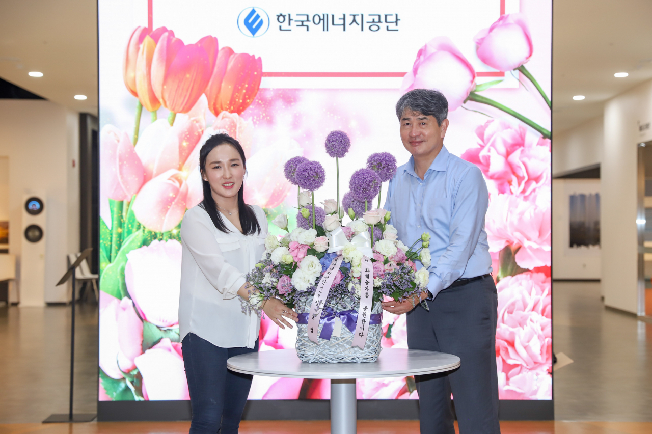 김창섭 에너지공단 이사장(우측)과 사내 꽃꽂이 동호회장 이은정 대리가 기념촬영을 하고 있다. [한국에너지공단 제공]