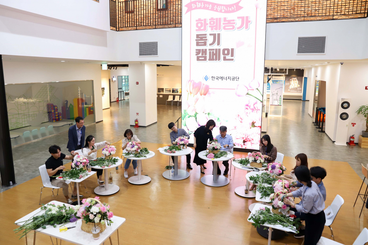 김창섭 한국에너지공단 이사장(왼쪽 다섯 번 째 테이블)이 사내 꽃꽂이 동호회직원들과 플라워클래스에 참여하고 있다..[한국에너지공단 제공]