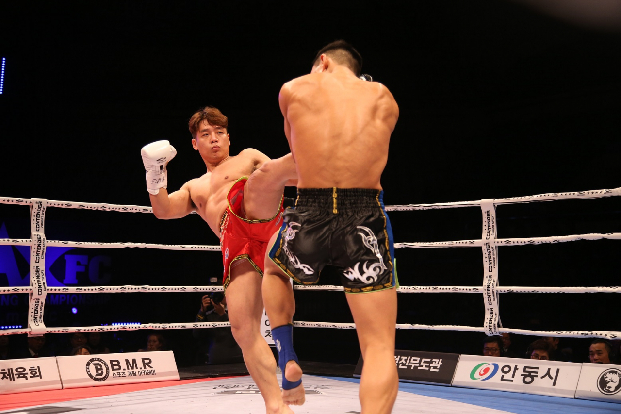 미들급 챔프 김준화의 강력한 레프트미들. 김준화는 웰터급도 호시탐탐 노리고 있다. [MAX FC 제공]