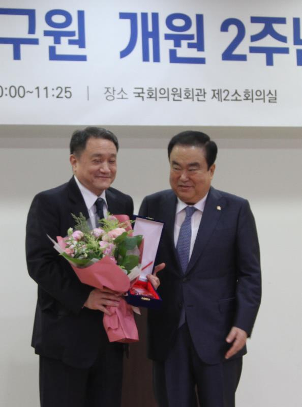 조동성 인천대 총장〈사진 왼쪽〉이 문희상 국회의장과 기념포즈를 취하고 있다.