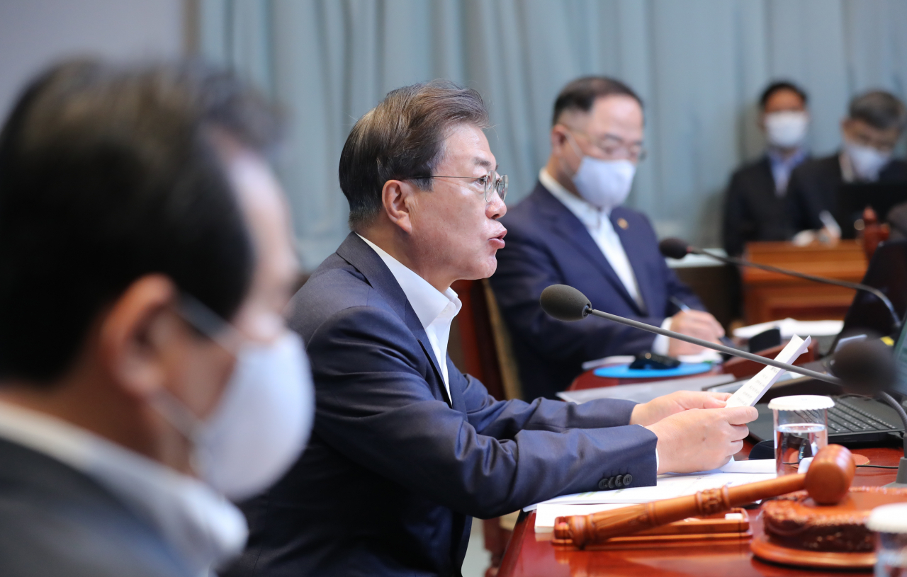 문재인 대통령이 26일 오전 청와대에서 국무회의를 주재하고 있다. [연합]