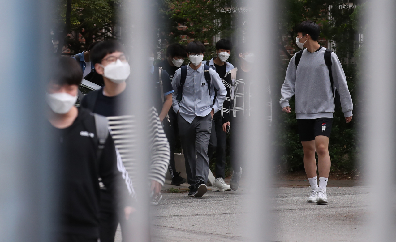 지난 20일 오후 서울 종로구 경복고등학교에서 3학년 학생들이 이번 학기 첫 등교 수업을 마치고 귀가하고 있다. [연합]