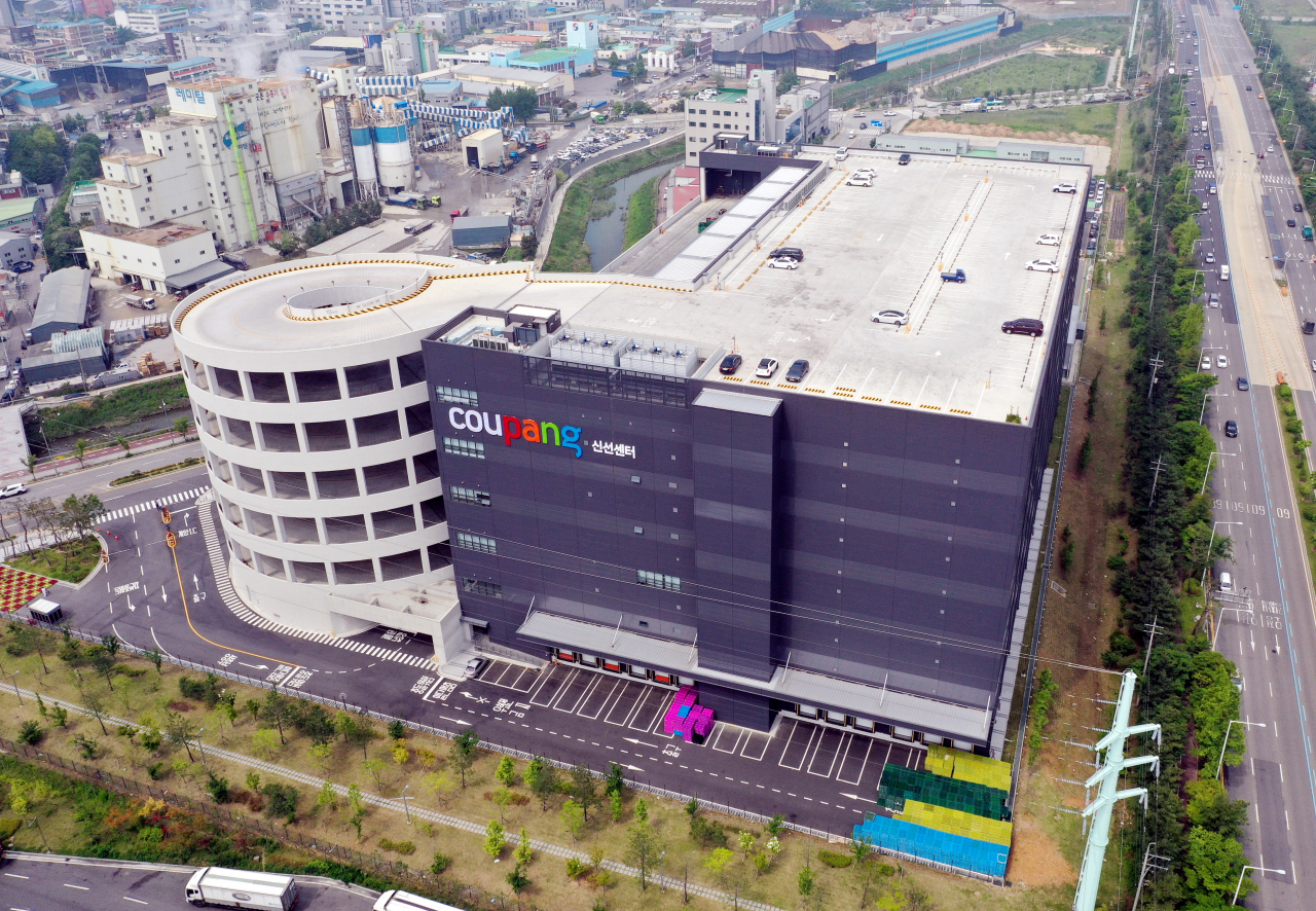 26일 오전 신종 코로나바이러스 감염증(코로나19) 확진자가 속출한 경기도 부천시 쿠팡 물류센터에 적막감이 흐르고 있다. 쿠팡은 물류센터 근무자 중에서 확진자가 발생하자 센터를 폐쇄했다. [연합]