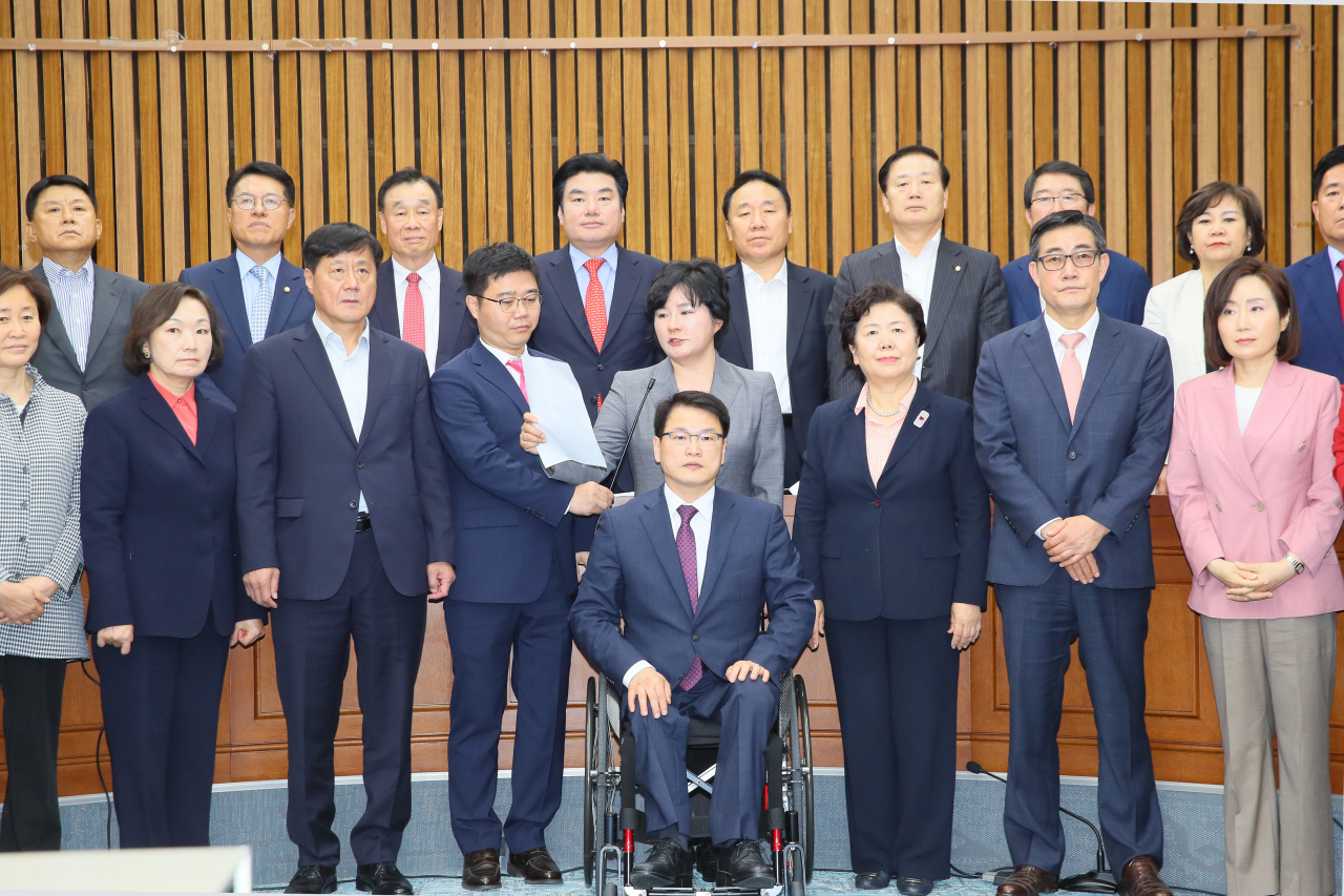미래한국당의 원유철 대표, 국회의원, 당선인들이 26일 국회에서 열린 합동연석회의를 마친 뒤 미래통합당과 합당 결의문을 발표하고 있다. [연합]
