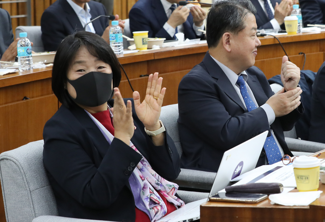 지난 4월 28일 서울 여의도 국회에서 열린 더불어민주당 경제를 공부하는 국회의원 모임에서 더불어민주당 윤미향 비례대표 국회의원 당선인(당시 더불어시민당)이 박수치고 있다. [연합]