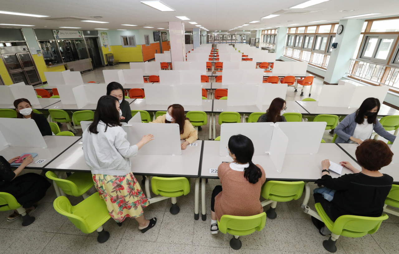 중학교 3학년 등교 수업을 하루 앞둔 26일 오후 세종시 소담중학교에서 교사들이 급식실 등 등교 후 학생들의 이동 예상 동선을 따라가며 보완점을 점검하고 있다. 오는 27일 고등학교 2학년과 중학교 3학년, 초등학교 1&sim;2학년, 유치원생들이 신종 코로나바이러스 감염증 사태 이후 처음으로 학교에 간다. 연합뉴스