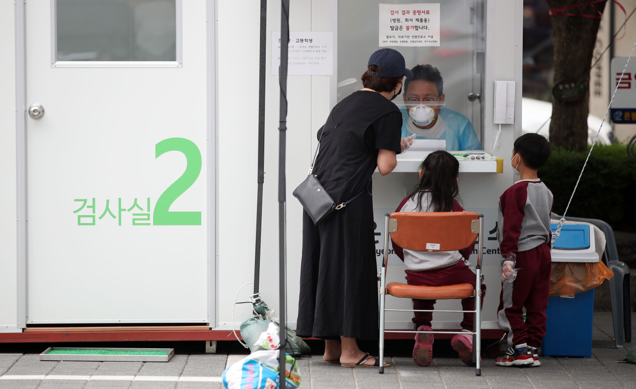 Two children visit coronavirus testing booth in Eunpyeong, northwestern Seoul. (Yonhap)