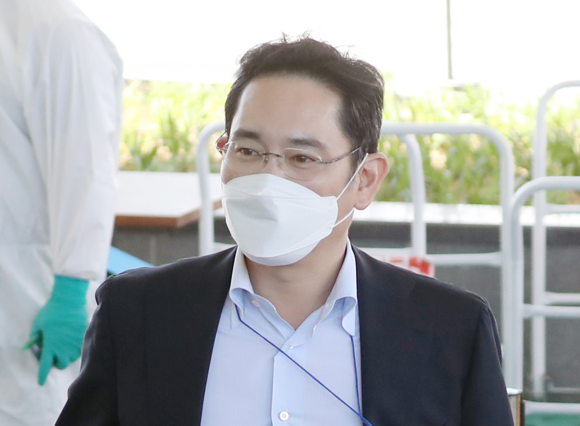 검찰이 28일 이재용 삼성전자 부회장을 재소환했다. 사진은 지난 19일 중국 시안 반도체 공장을 방문한 뒤 귀국한 이 부회장. [연합]