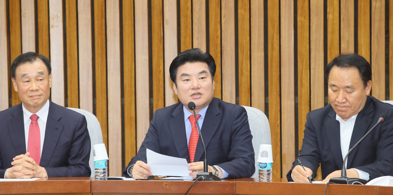 원유철 미래한국당 대표가 26일 국회에서 열린 국회의원·당선인 합동회의에서 발언하고 있다. [연합]