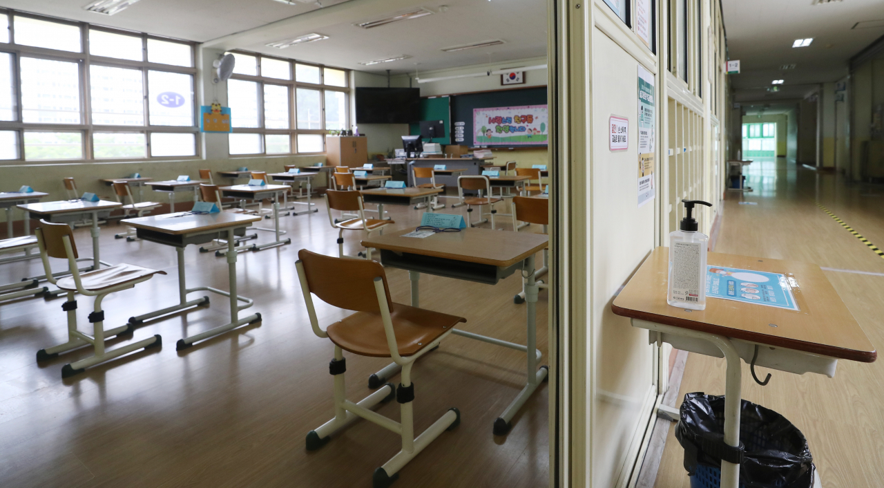 26일 오전 울산시 남구 신복초등학교 1학년 교실 문 앞에 손 소독제가 비치돼 있다. [연합]