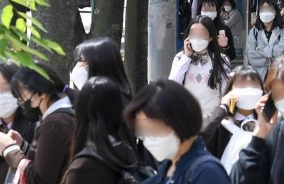마스크를 착용하고 등교하는 모습