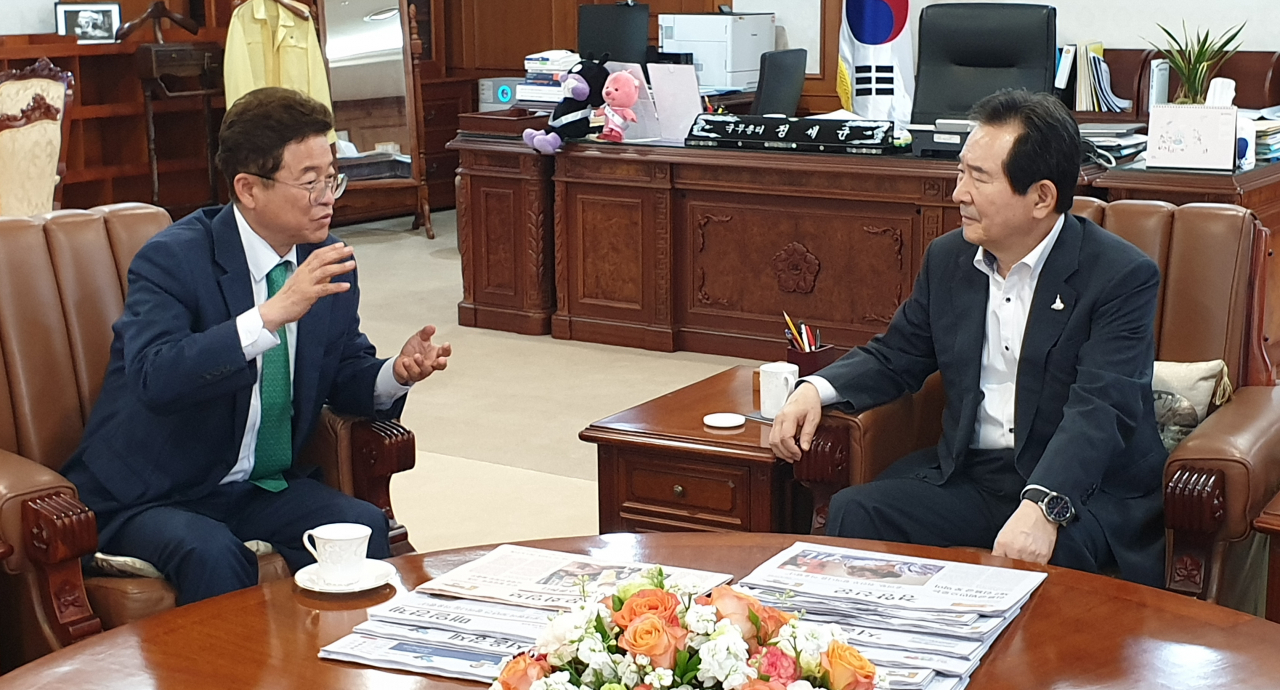 이철우 경북지사가 정세균 총리에게 지역 현안을 설명하고 있다.[경북도 제공]