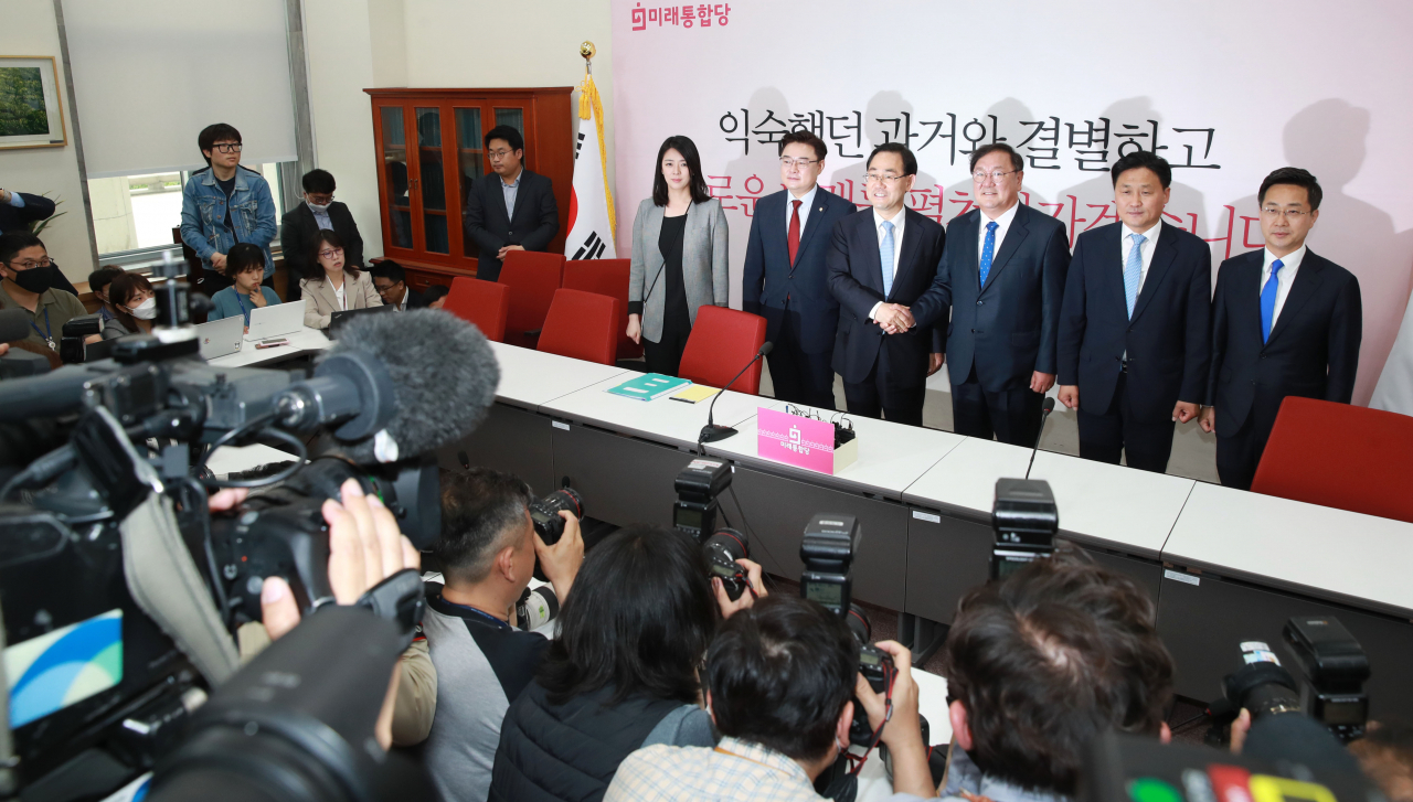 박성준 더불어민주당 원내대변인(오른쪽부터), 김영진 원내총괄수석부대표, 김태년 원내대표와 주호영 미래통합당 원내대표, 김성원 원내수석부대표, 배현진 원내대변인이 26일 국회 미래통합당 원내대표실에서 만나 기념촬영하고 있다. [연합]