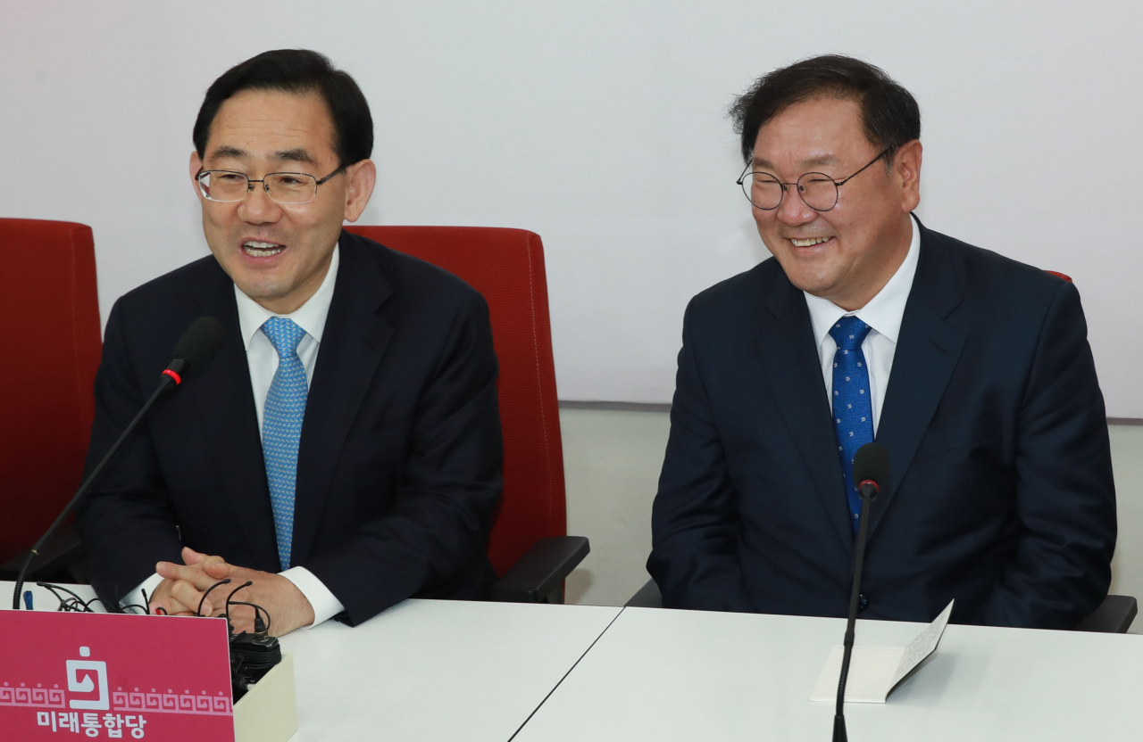 주호영 미래통합당 원내대표가 26일 서울 여의도 국회 미래통합당 원내대표실에서 더불어민주당 김태년 원내대표와 회동을 갖고 발언하고 있다. [연합]