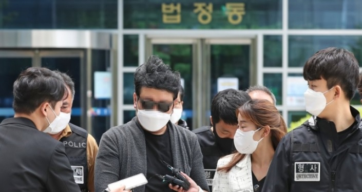 서울 강북구의 한 아파트 경비원이었던 고(故) 최희석 씨를 폭행한 혐의를 받는 주민 A씨가 이달 22일 오전 구속 전 피의자 심문(영장실질심사)을 마친 후 서울북부지법을 나서고 있는 모습. [연합]