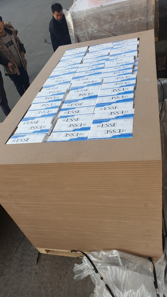 합판 속에 숨긴 담배[대구본부세관 제공]