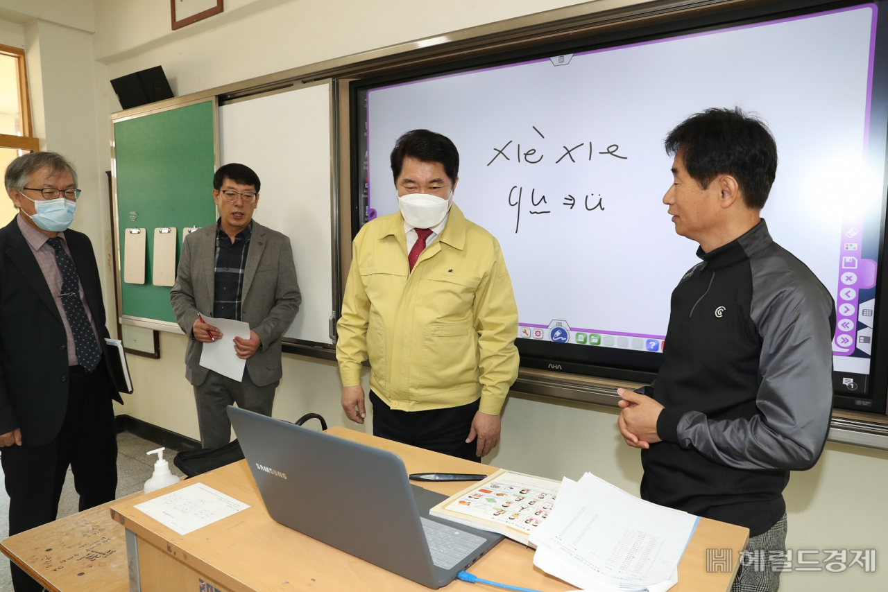 지난달 27일 오전 박준희(오른쪽 두번째) 구청장이 광신고등학교를 찾아 온라인수업에 참관하고 있다. [관악구 제공]