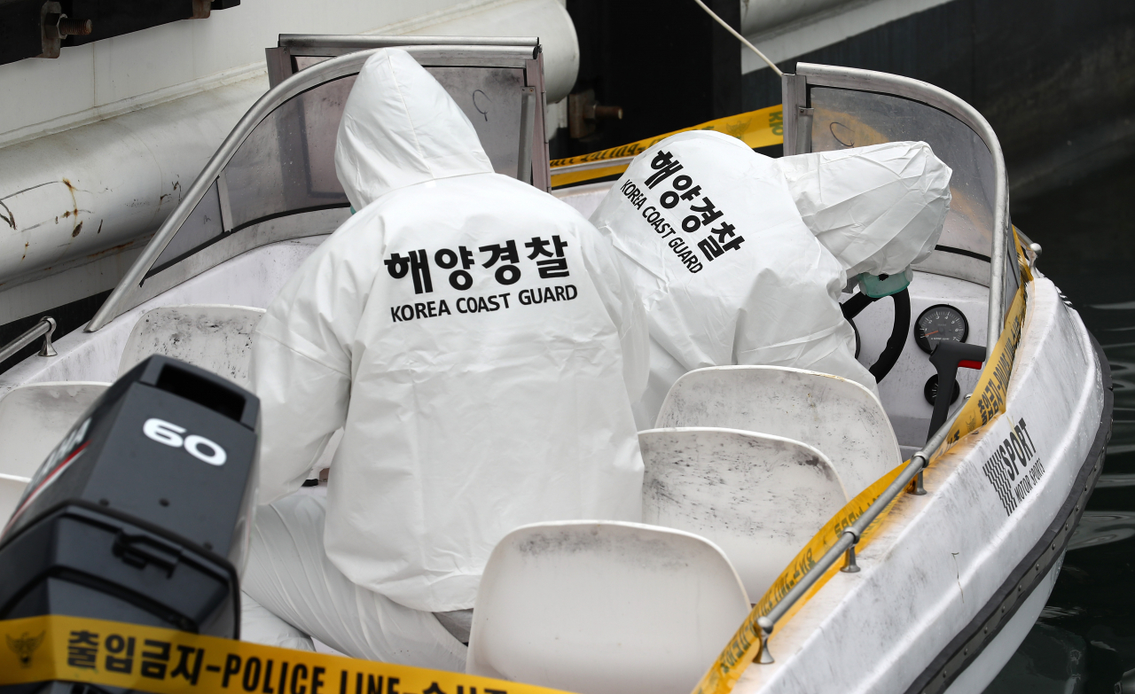 25일 오후 충남 태안군 근흥면 신진항 태안해경 전용부두에서 해경 관계자들이 전날 소원면 의항리 해변에서 발견한 소형 보트를 감식하고 있다. 해경은 중국인 6명이 이 보트를 타고 밀입국한 것으로 보고 있다. [연합]