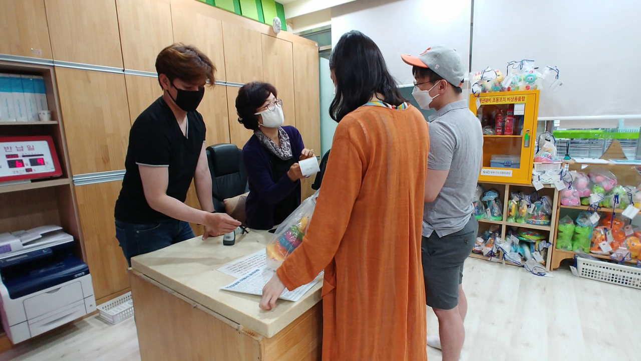 성북구청에 위치한 SB장난감도서관을 방문해 대여 서비스를 이용하는 주민 모습. [성북구 제공]