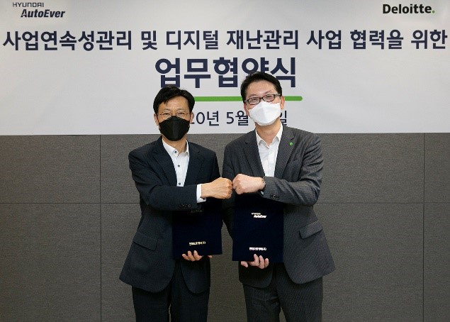 딜로이트 안진회계법인은 26일, 현대오토에버와 함께 서울 대치동 현대오토에버 본사에서 디지털 재난관리 분야 비즈니스 모델 구축 및 신사업 기회 발굴을 위한 전략적 업무협약(MOU)를 체결했다. 사진 왼쪽부터 오일석 현대오토에버 대표이사, 홍종성 딜로이트 안진회계법인 대표이사 [딜로이트 안진회계법인 제공]