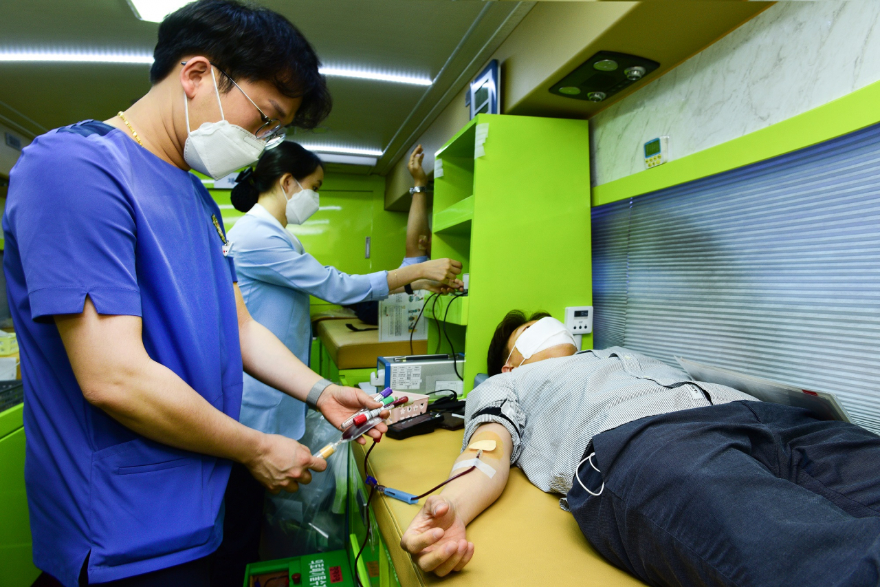 한국전력공사(사장 김종갑) 임직원들이 ‘코로나19’ 위기 극복을 위한 사랑나눔 현혈에 동참하고 있다. 한전 임직원들은 지난 18일부터 다음달 5일까지 3주간 전남 나주 본사와 서울 등 지역본부에서 헌혈 캠페인을 벌인다. 김종갑 한전 사장은 “한전과 전력그룹사 임직원들이 성금 기부, 급여 반납 등 코로나19 위기 극복을 위해 적극적으로 동참하고 있다”면서 “사회적 책임을 실천하기 위한 노력을 지속적으로 하겠다”고 밝혔다.［한국전력공사 제공］