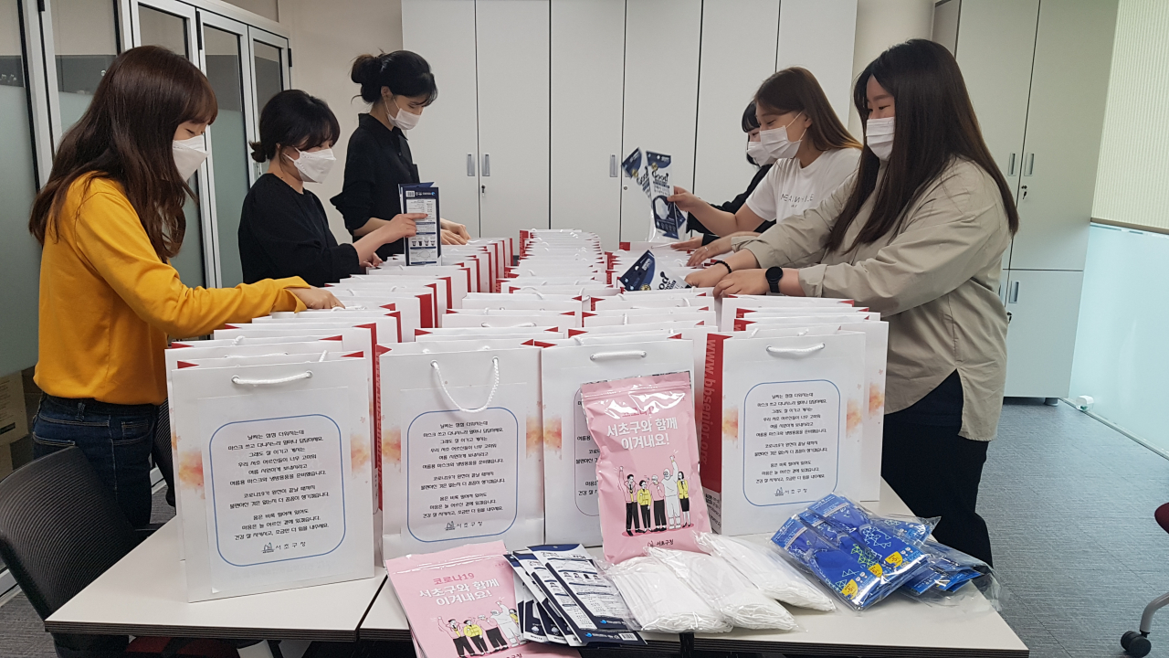 서초구 독거어르신 지원물품 작업 모습. [서초구 제공]