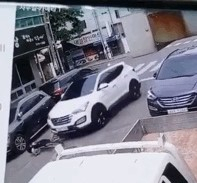 초등학생이 탄 자전거를 승용차가 들이받는 사고 당시 모습. [SNS 캡처]