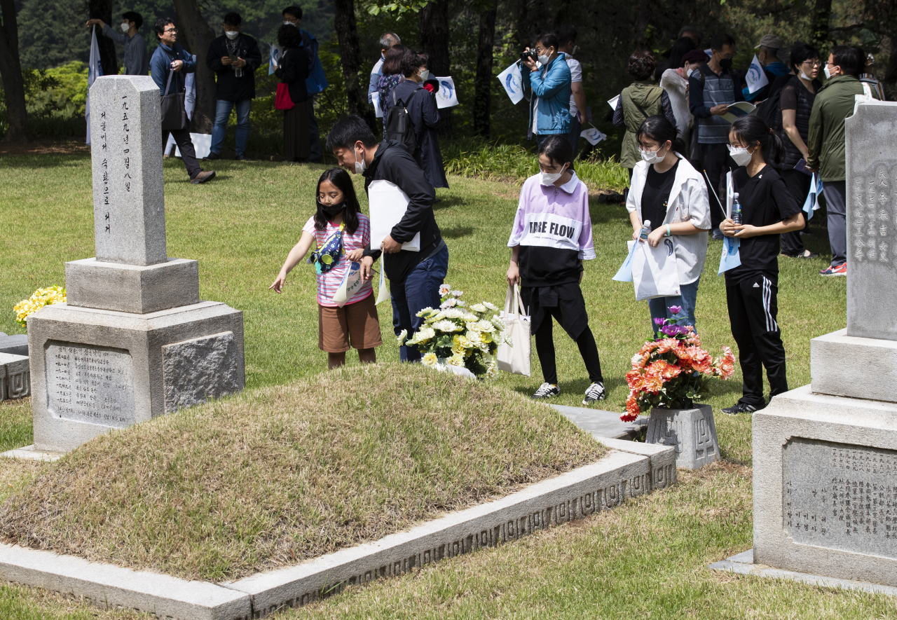 서울현충원 장군제2묘역에서 '친일과 항일의 현장! 현충원 역사 바로 세우기'1차 탐방단이 현장을 둘러보고 있다. 이 탐방은 서울과 대전에서 총 5회에 걸쳐 열린다.[연합]