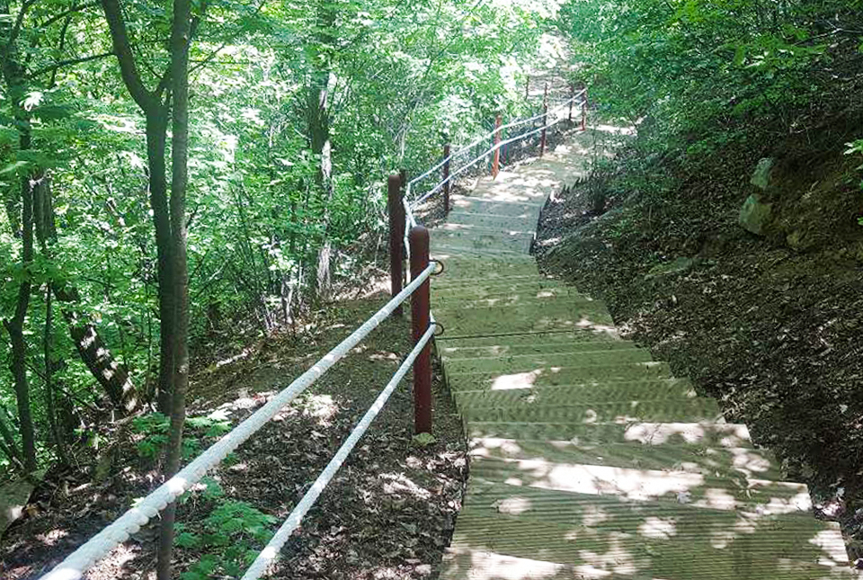 독조봉 등산로에 목재계단 등 시설물을 설치했다. [용인시 제공]